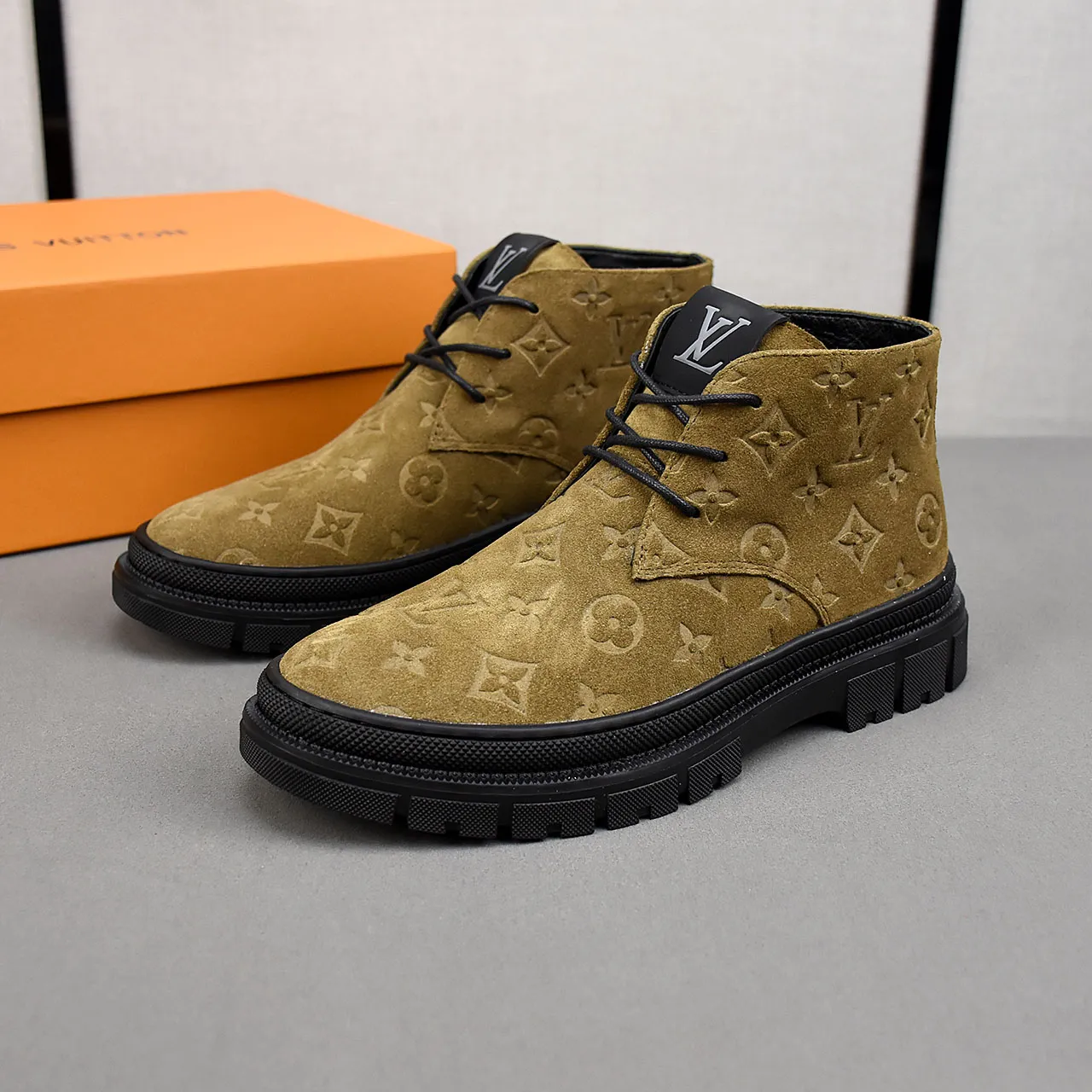 PP leather 230 gross 250👟👟👟LOUIS VUITTON LV donkey brand new thick-soled lace-up big-toe shoes men's casual shoes high-top short boots. These boots are made of waterproof nubuck to create a lightweight and comfortable shoe body. The trendy attitude of being both strong and soft makes it an everyday choice. ✔Upper: imported nubuck leather ✔Lining: sheepskin or wool ✔Outsole: molded outsole Size: 38-44